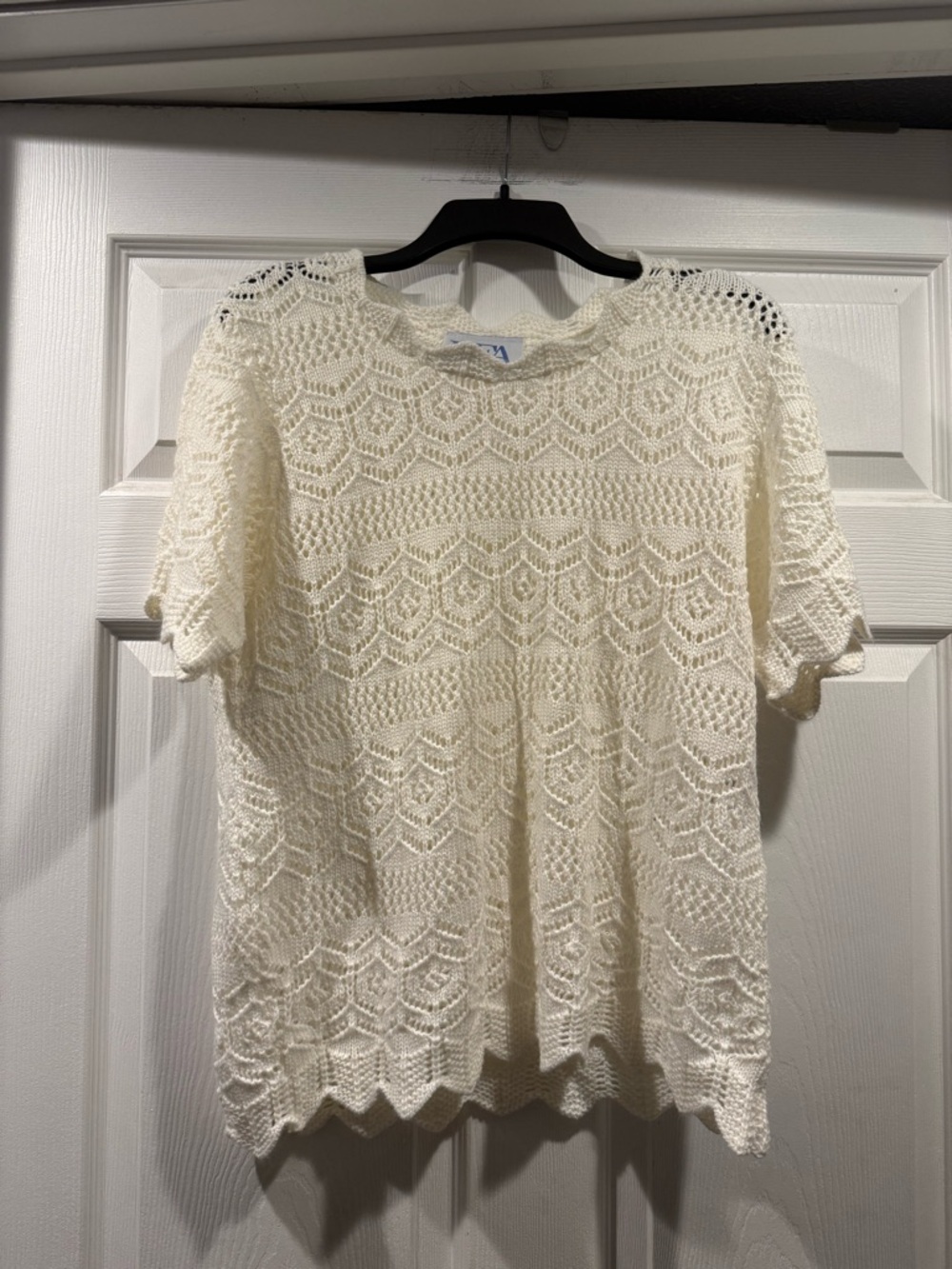 Crochet Short-Sleeve Knit Top in Cream. Size Large petite
